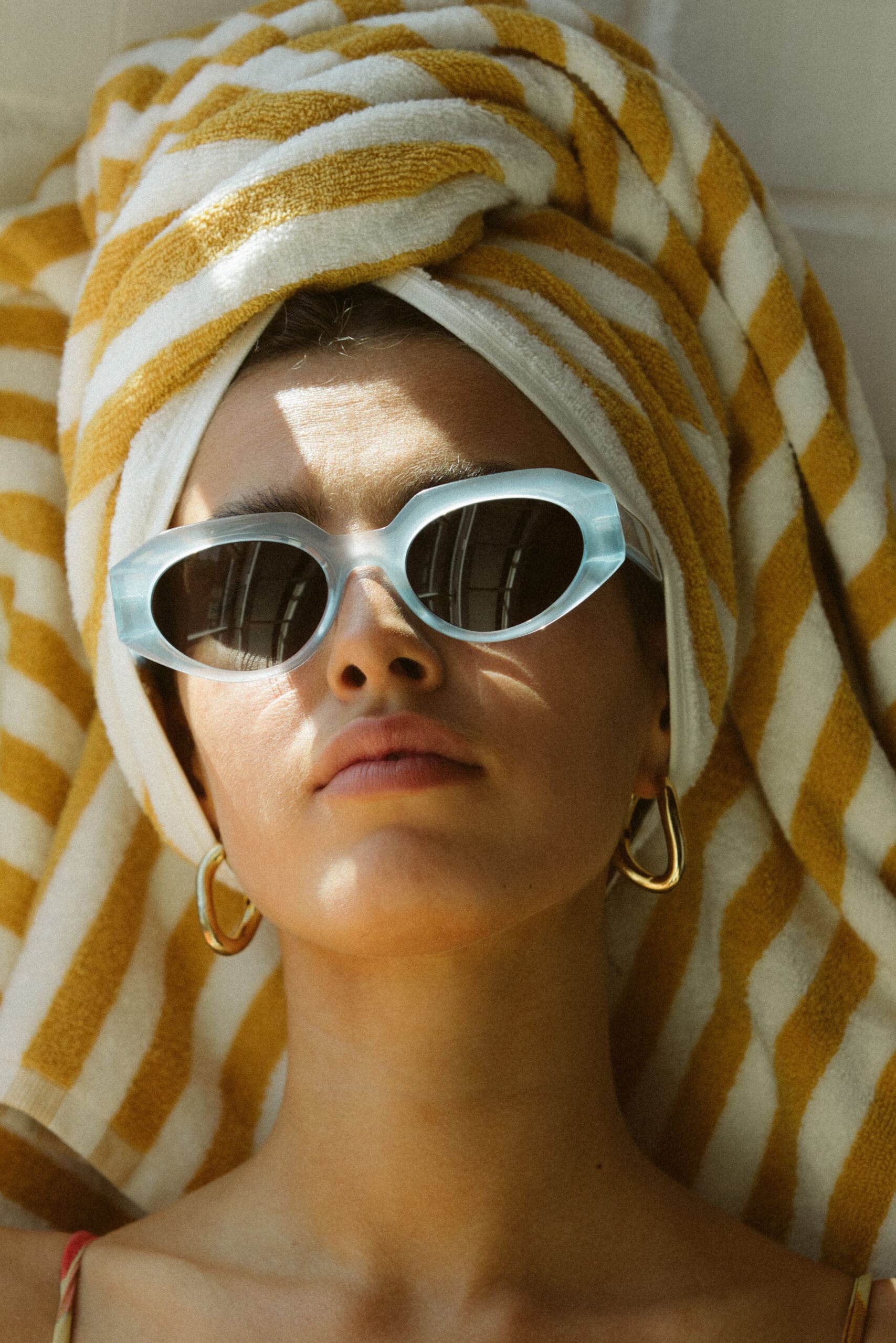 Model wearing Fora Charmer Sunglasses